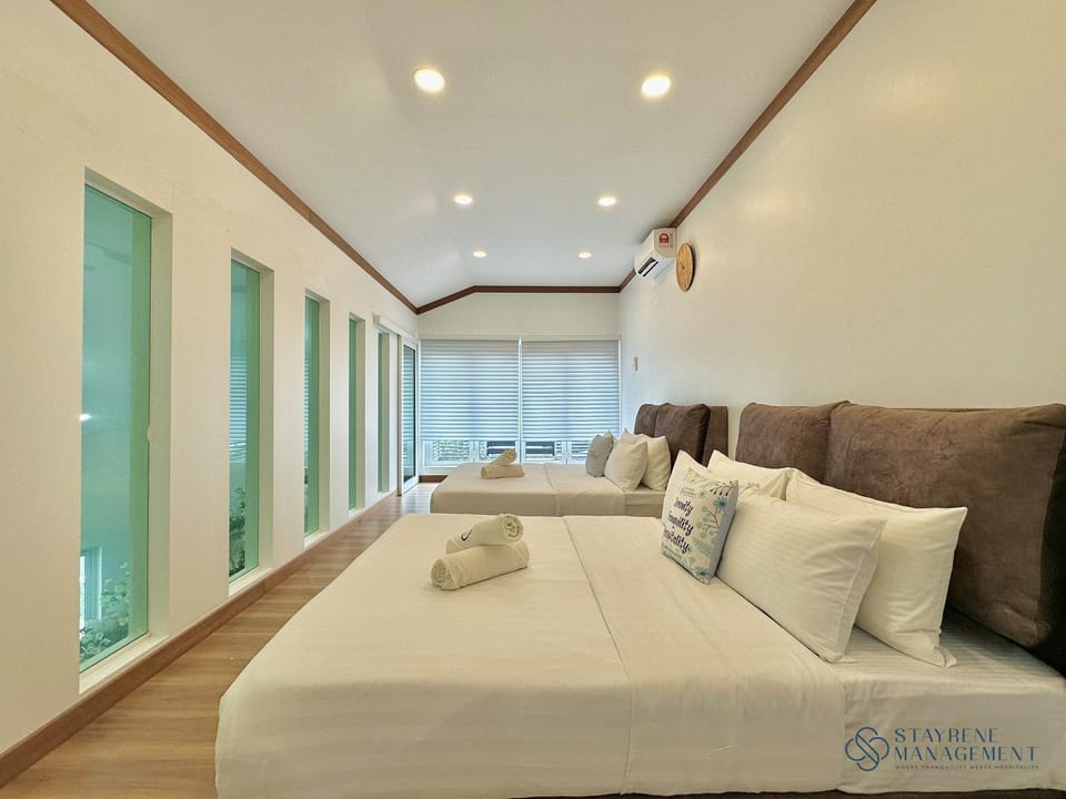Bed, Photo of the whole room, Bedroom, towels