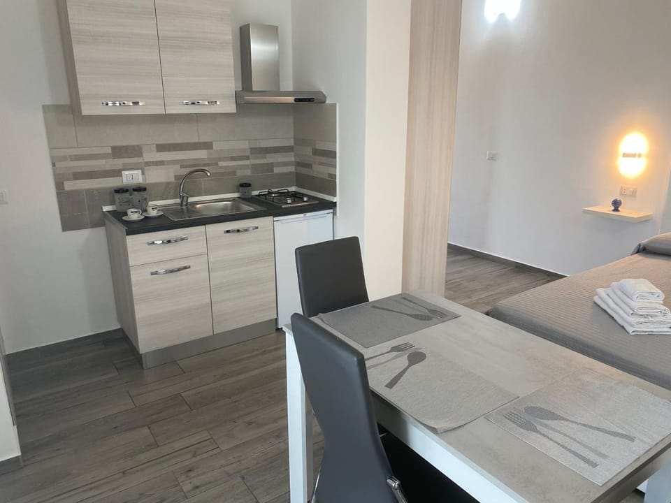 Kitchen or kitchenette, Dining area, stove