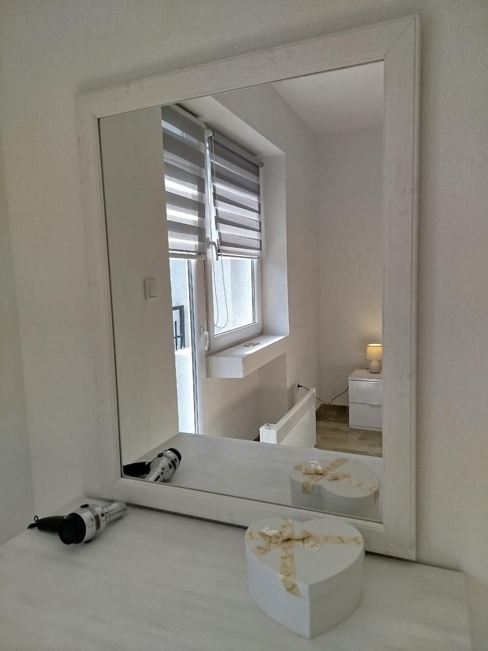 Photo of the whole room, Bedroom, wardrobe