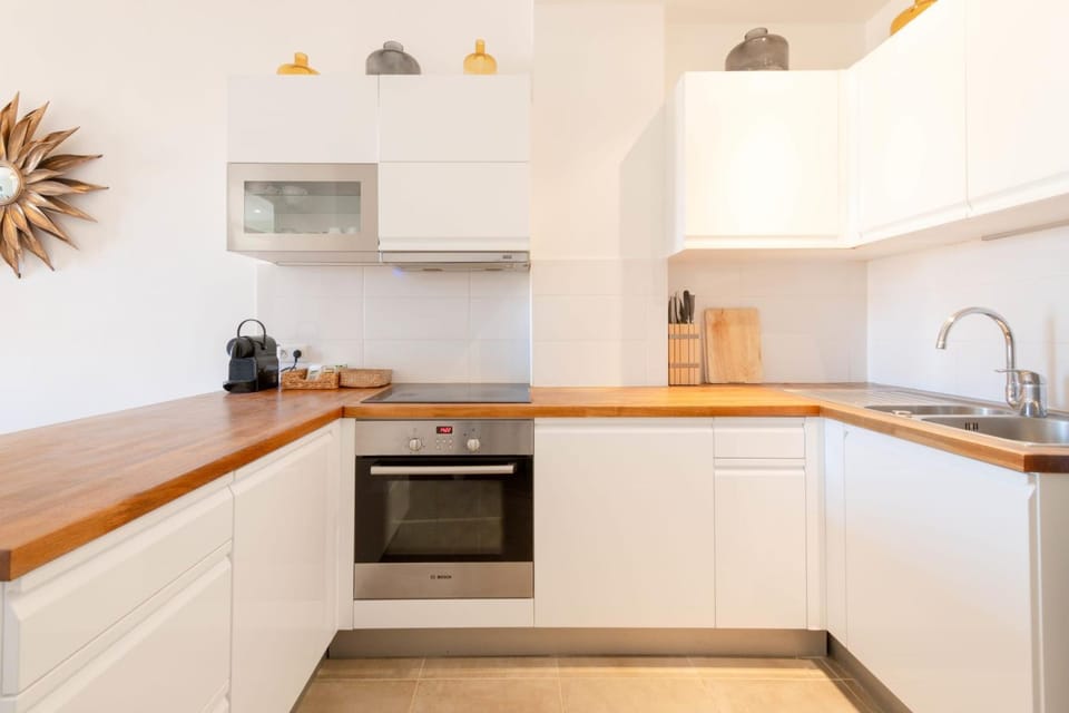 Coffee/tea facilities, Kitchen or kitchenette, stove