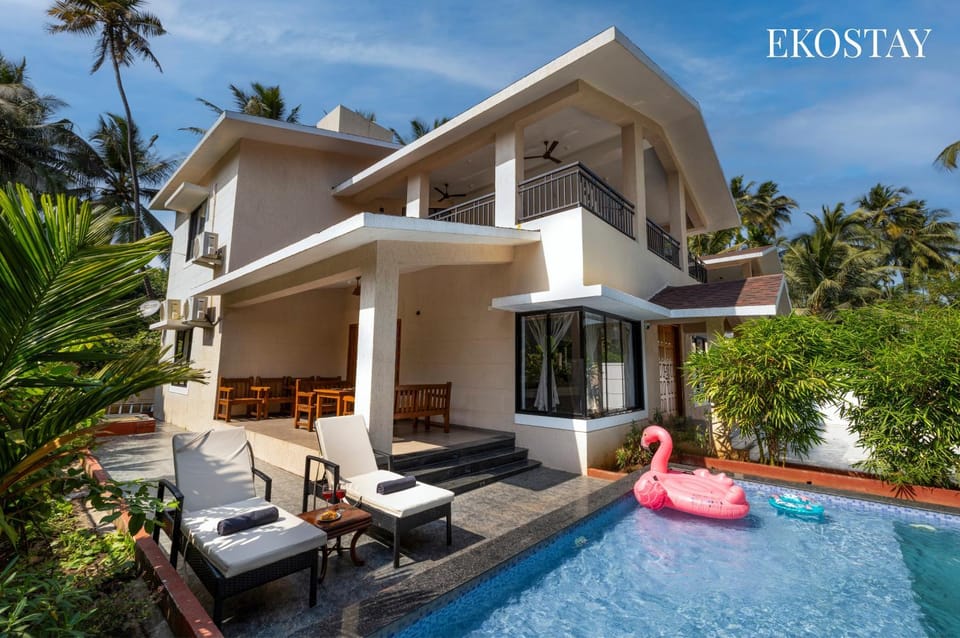 Property building, Patio, Day, Garden, View (from property/room), Balcony/Terrace, Garden view, Pool view, Swimming pool, sunbed