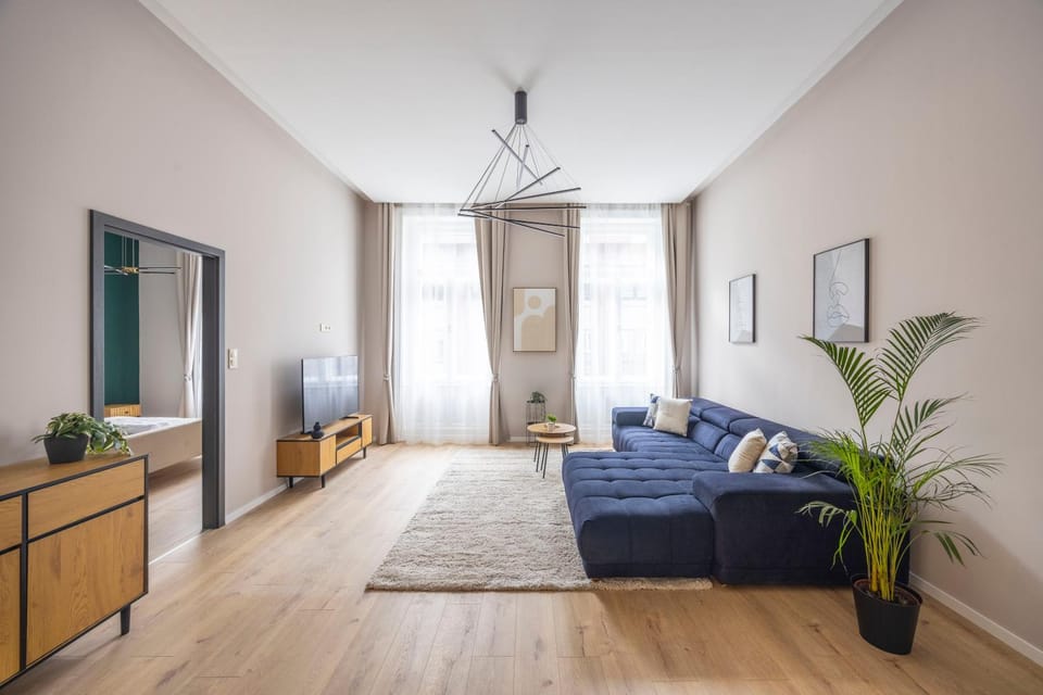 Bed, TV and multimedia, Living room, Photo of the whole room, Seating area, Bedroom