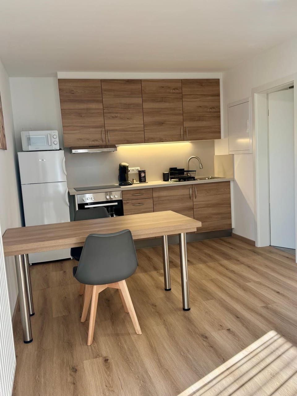 Kitchen or kitchenette, Dining area, oven, stove
