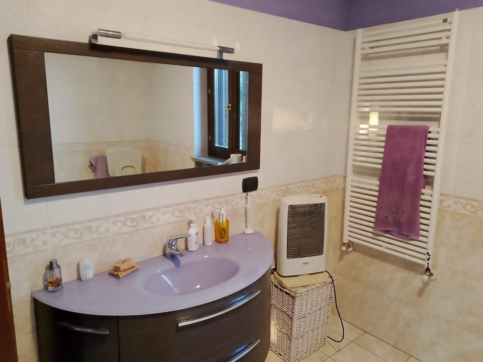 Bathroom, towels