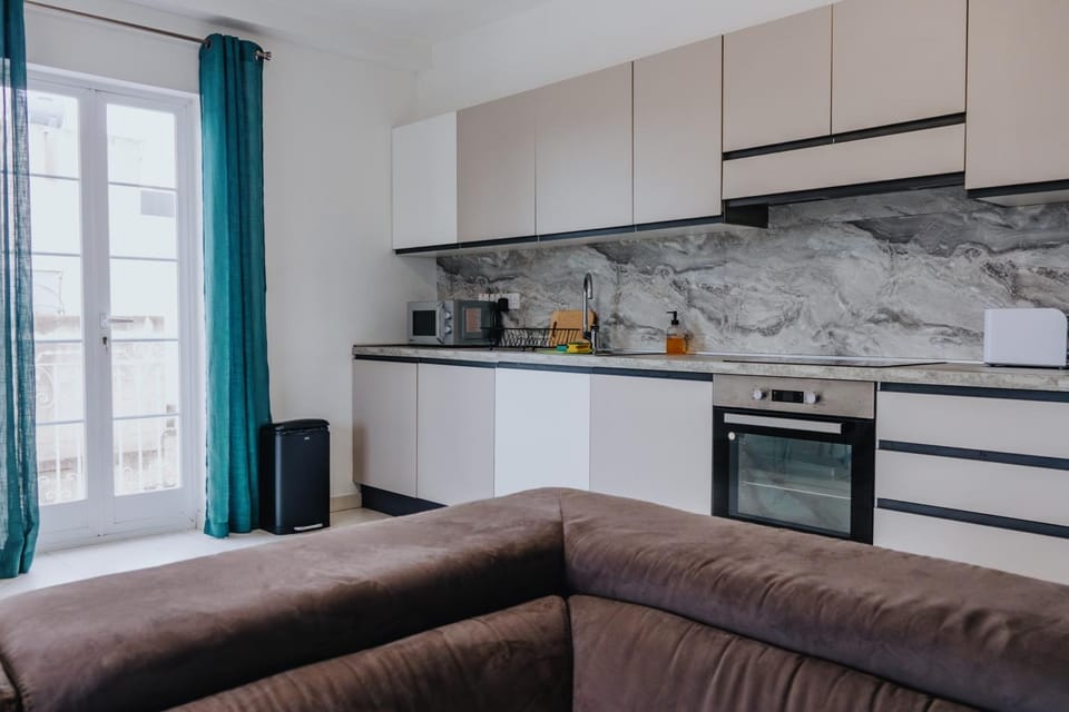Kitchen or kitchenette, Seating area, stove