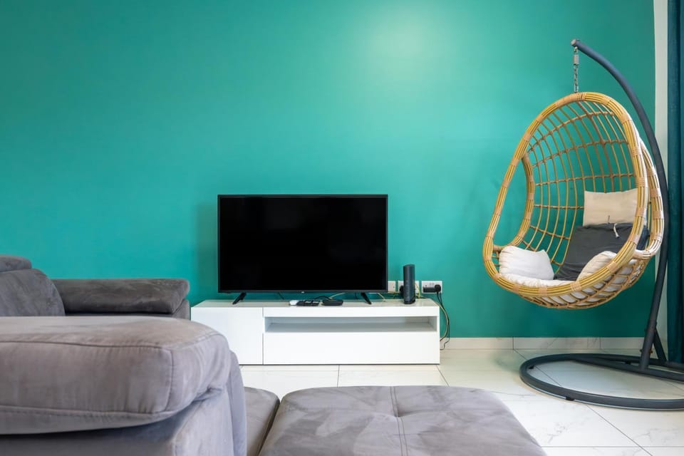 TV and multimedia, Living room, Seating area, Evening entertainment