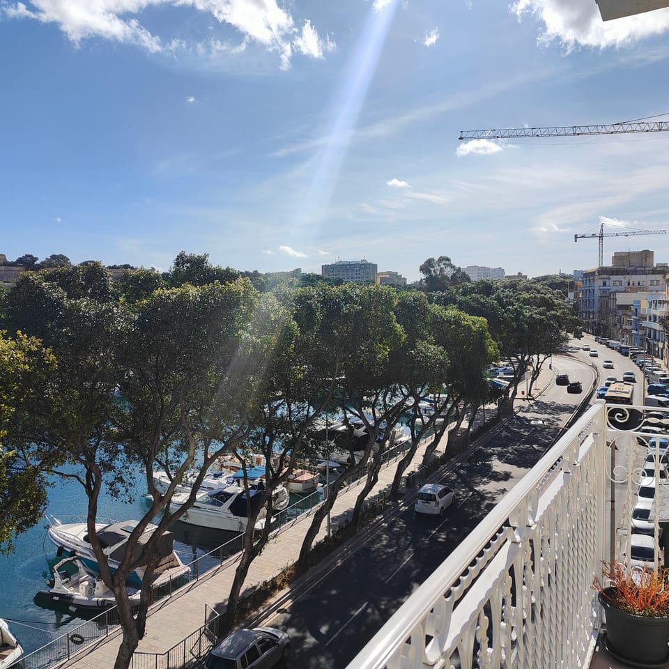 City view, Street view, Location