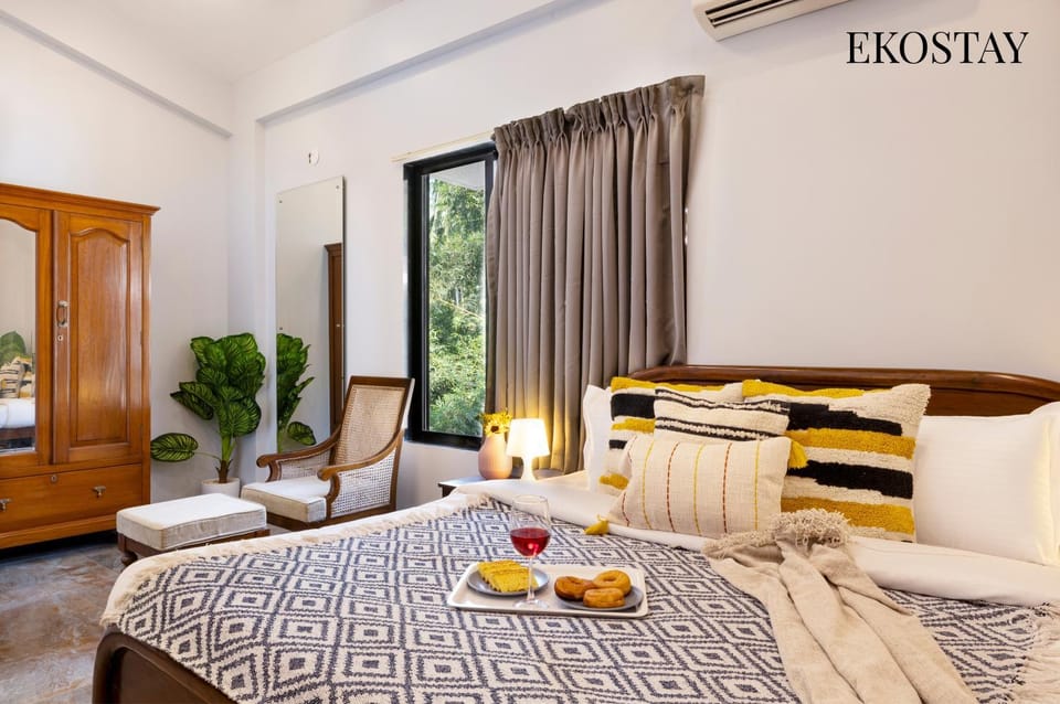 Bed, Living room, Photo of the whole room, Seating area, Bedroom, towels, air conditioner