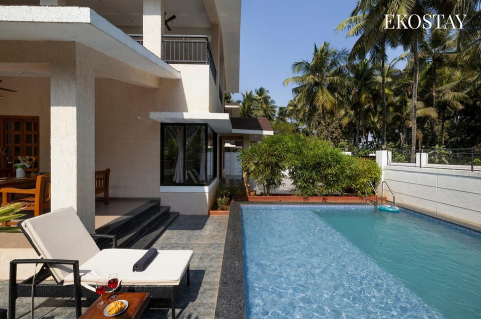 Property building, Patio, Day, View (from property/room), Balcony/Terrace, Pool view, Swimming pool, sunbed