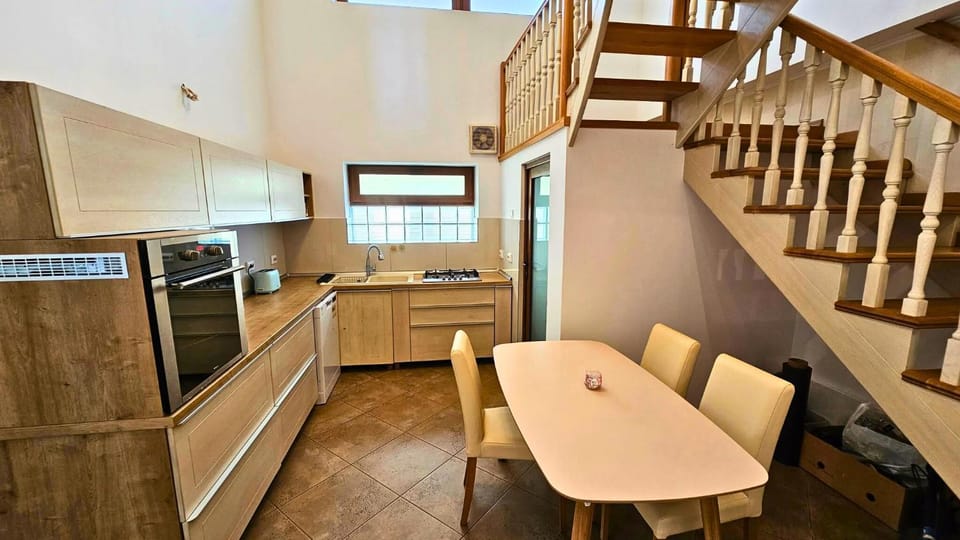 Kitchen or kitchenette, Dining area, oven, stove