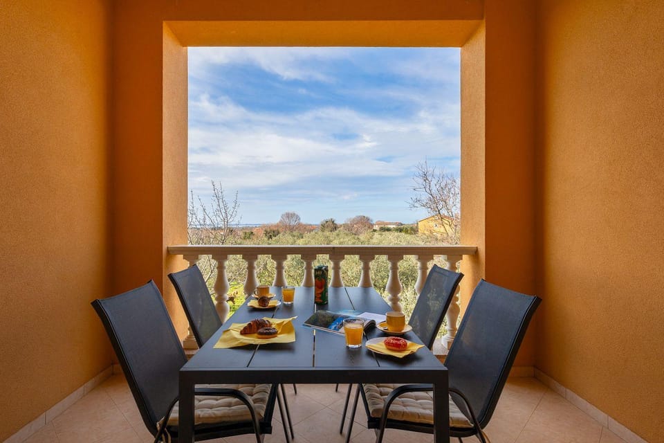 Preiswertes Apartment mit stylischem Interiour, Babybett, Spielplatz Apartment in Pula