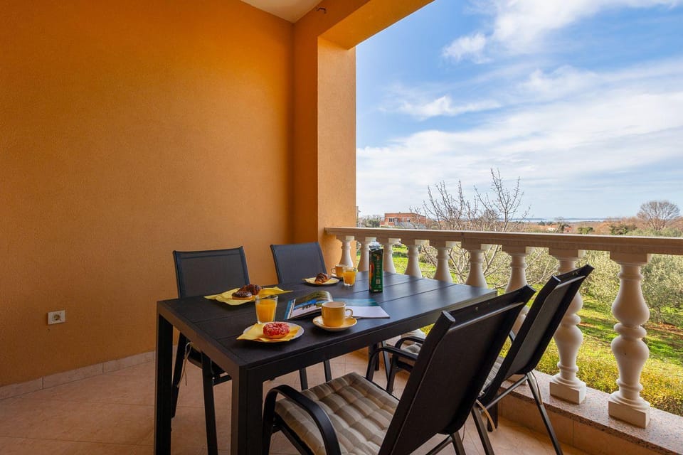 Preiswertes Apartment mit stylischem Interiour, Babybett, Spielplatz Apartment in Pula