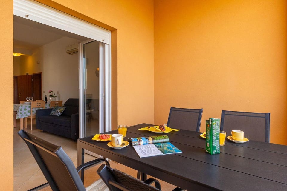 Preiswertes Apartment mit stylischem Interiour, Babybett, Spielplatz Apartment in Pula