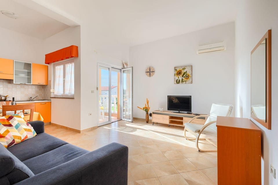Charmantes Apartment mit Babybett, privatem Balkon, Grill, WiFi Apartment in Pula