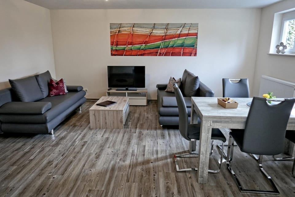 TV and multimedia, Living room, Seating area, Dining area