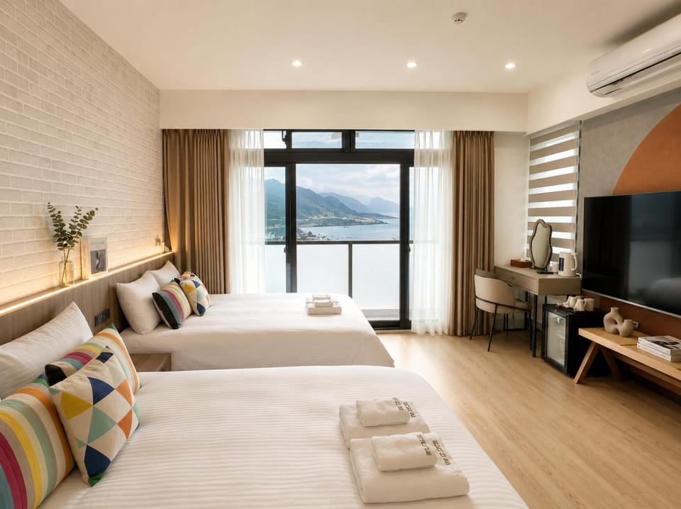 Photo of the whole room, Garden view