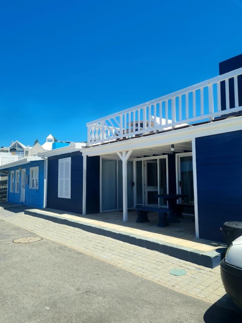Property building, Day, Inner courtyard view, Parking