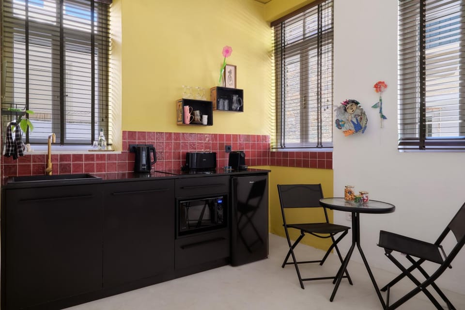 Coffee/tea facilities, Kitchen or kitchenette, Dining area