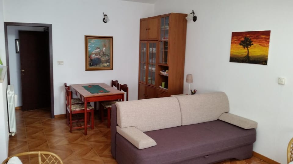 Communal lounge/ TV room, Place of worship, Library
