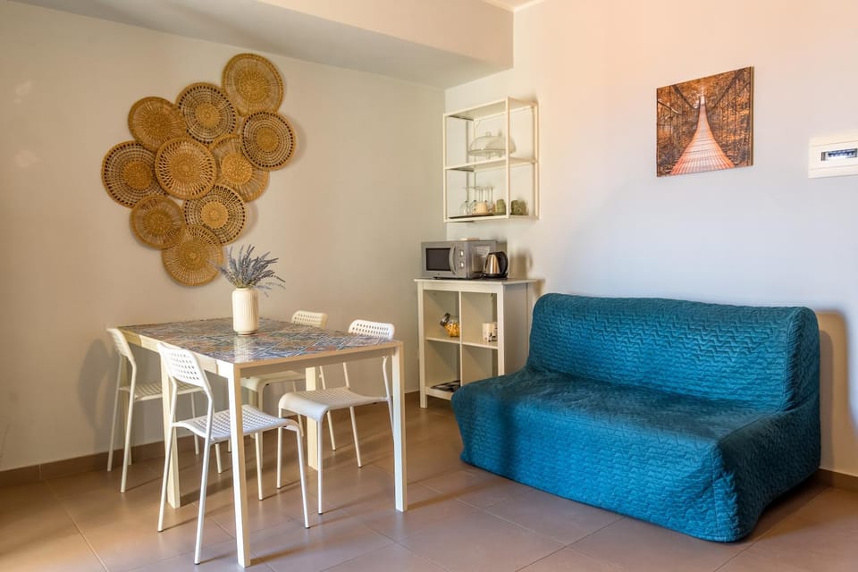 Kitchen or kitchenette, Living room, Seating area, Dining area