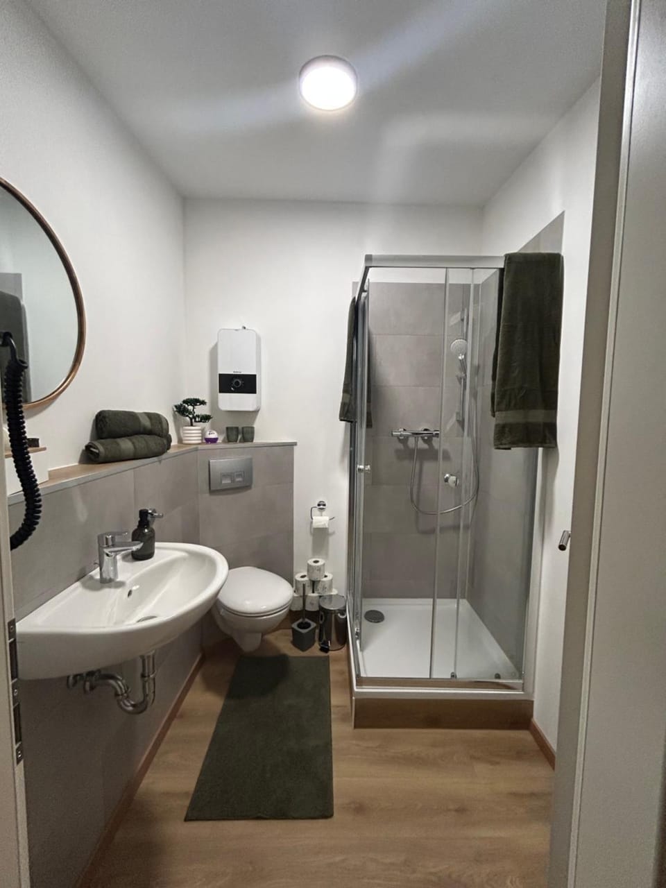 Shower, Toilet, Bathroom, towels