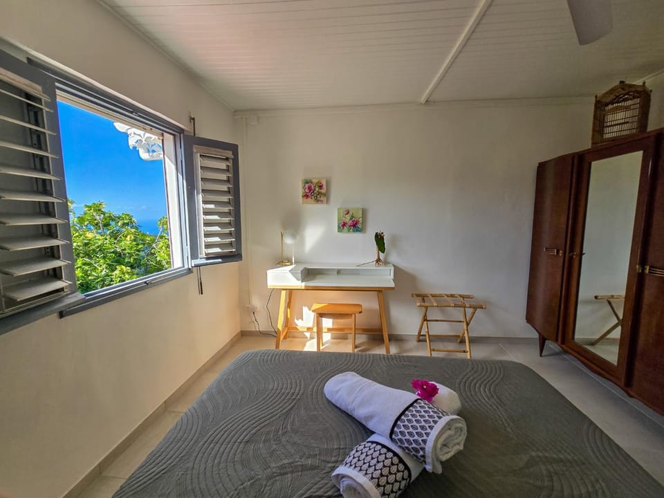 Bed, Photo of the whole room, Seating area, Bedroom