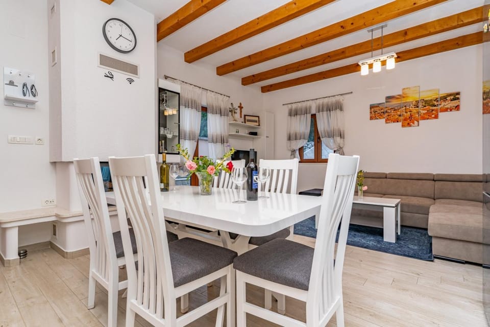 Living room, Seating area, Dining area, fireplace