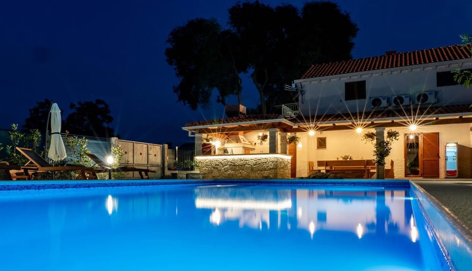 Property building, BBQ facilities, Swimming pool, fireplace, minibar, sunbed