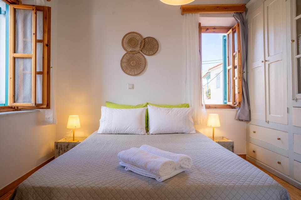 Bed, Photo of the whole room, Bedroom, towels