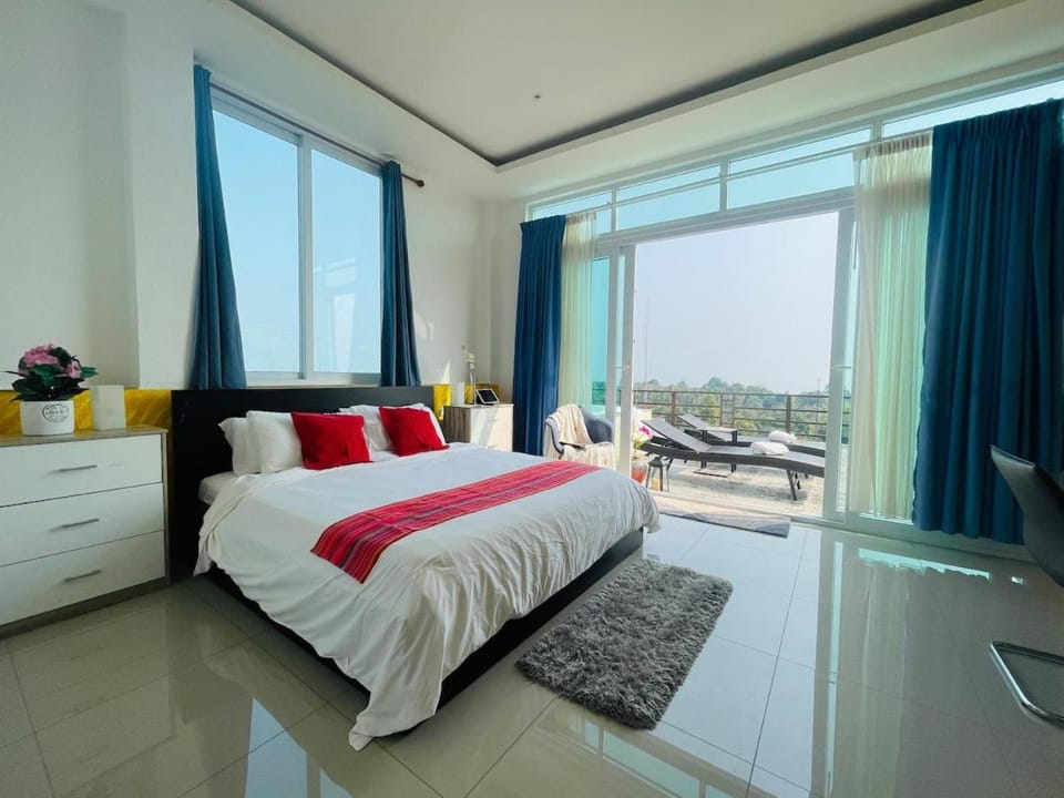 Bed, View (from property/room), Balcony/Terrace, Photo of the whole room, Seating area, Bedroom