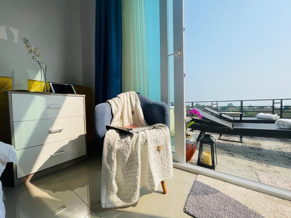 Patio, Day, Natural landscape, View (from property/room), Balcony/Terrace, Living room, Photo of the whole room, Seating area, Sea view, towels
