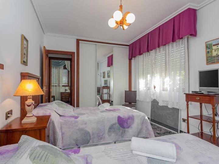 Bed, TV and multimedia, Photo of the whole room, Bedroom, towels