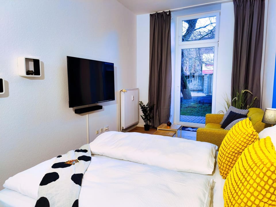 Bed, TV and multimedia, Living room, Photo of the whole room, Seating area, Bedroom