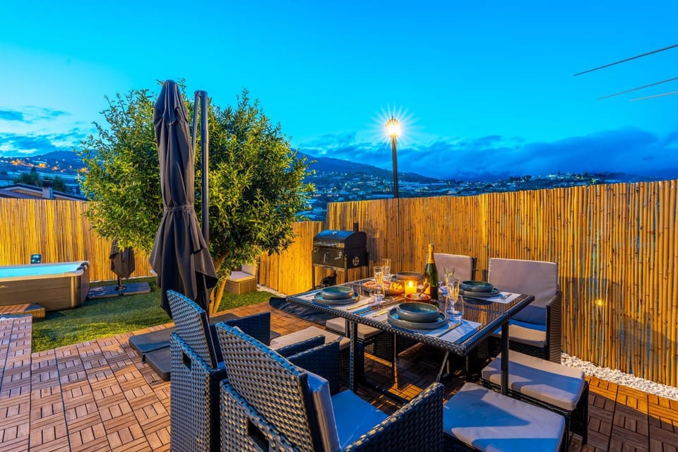 Natural landscape, Garden, Hot Tub, Dining area, Mountain view, Pool view, sunbed