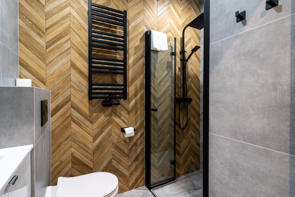 Shower, Toilet, Bathroom, towels
