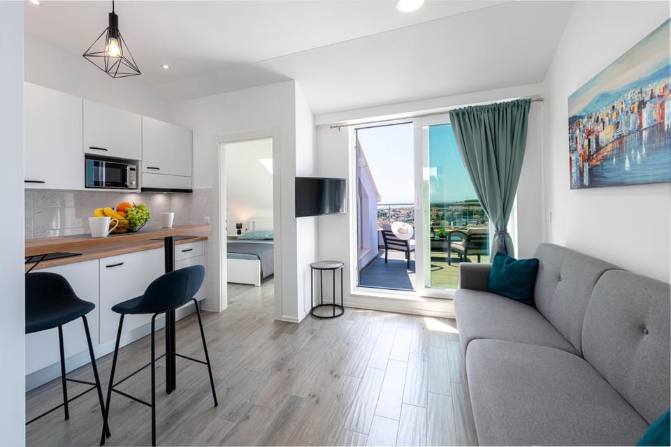 TV and multimedia, Living room, Seating area, Dining area, minibar, kitchen
