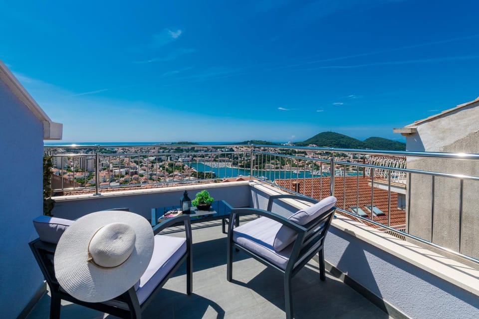 View (from property/room), Decorative detail, Seating area, City view, Landmark view