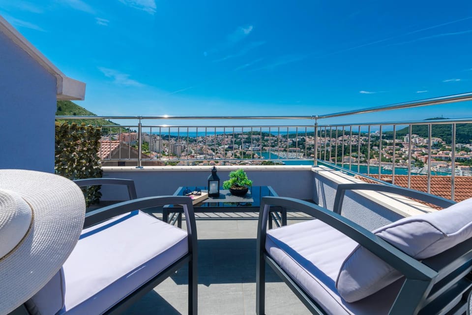 View (from property/room), Seating area, City view, Landmark view