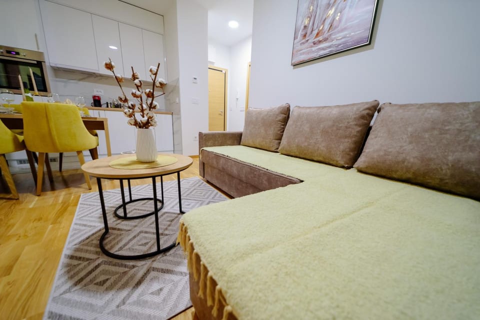Bed, Kitchen or kitchenette, Living room, Seating area, Dining area