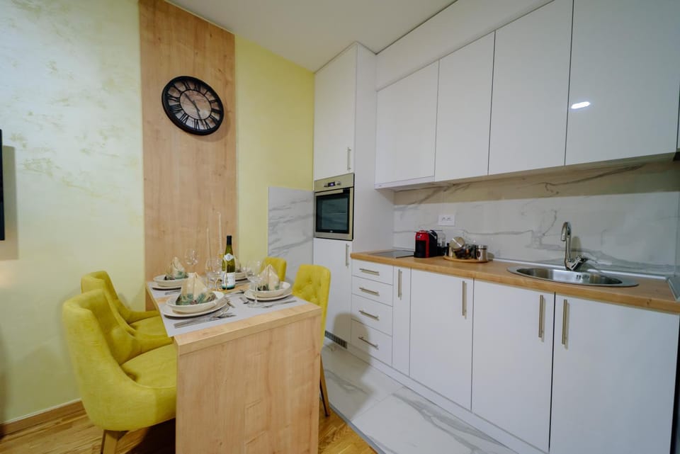 Coffee/tea facilities, Kitchen or kitchenette, Living room, Dining area, oven, stove