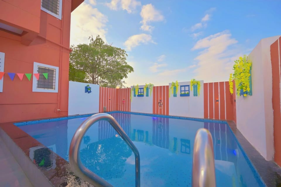 Day, Pool view, Swimming pool, sunbed