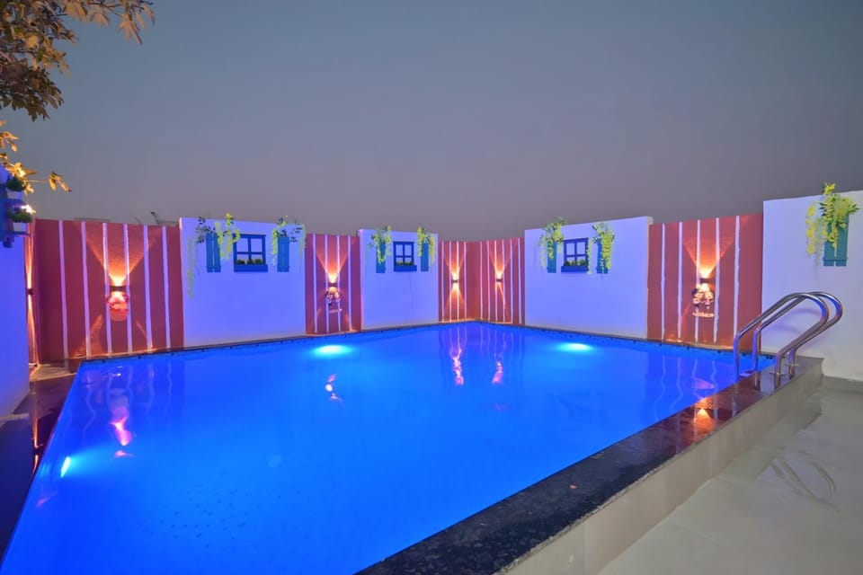 Pool view, Swimming pool, sunbed