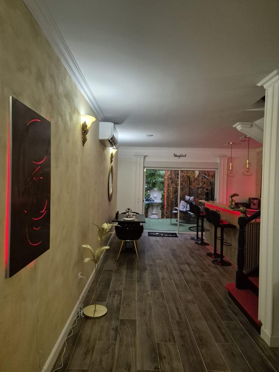 Shiny Cloud Love Room Apartment in Occitanie