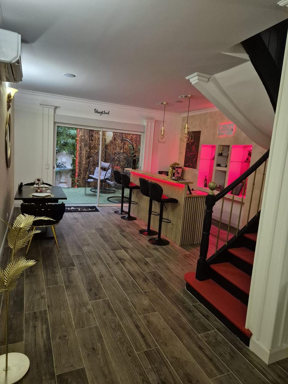 Shiny Cloud Love Room Apartment in Occitanie