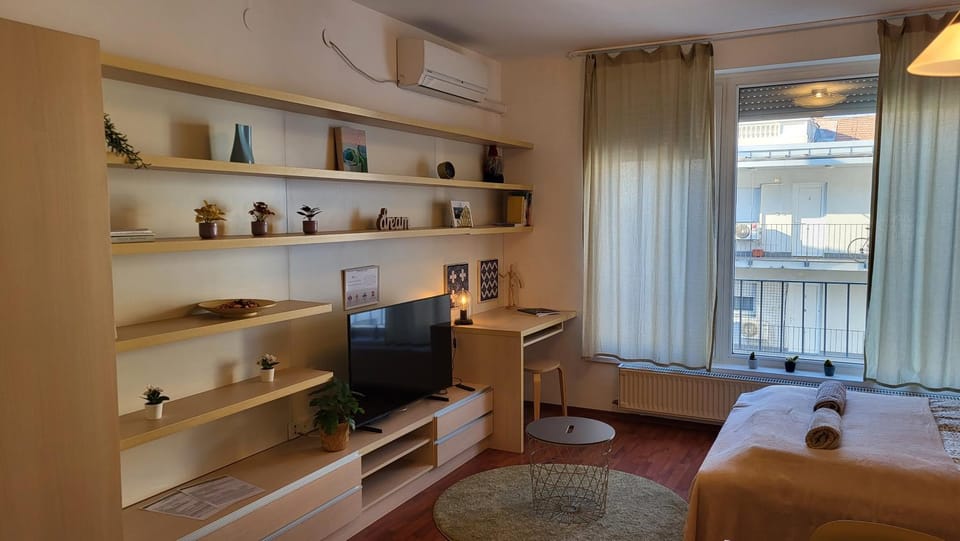 Bed, TV and multimedia, Bedroom