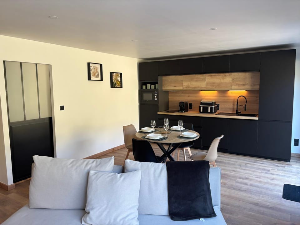 Coffee/tea facilities, Kitchen or kitchenette, Dining area