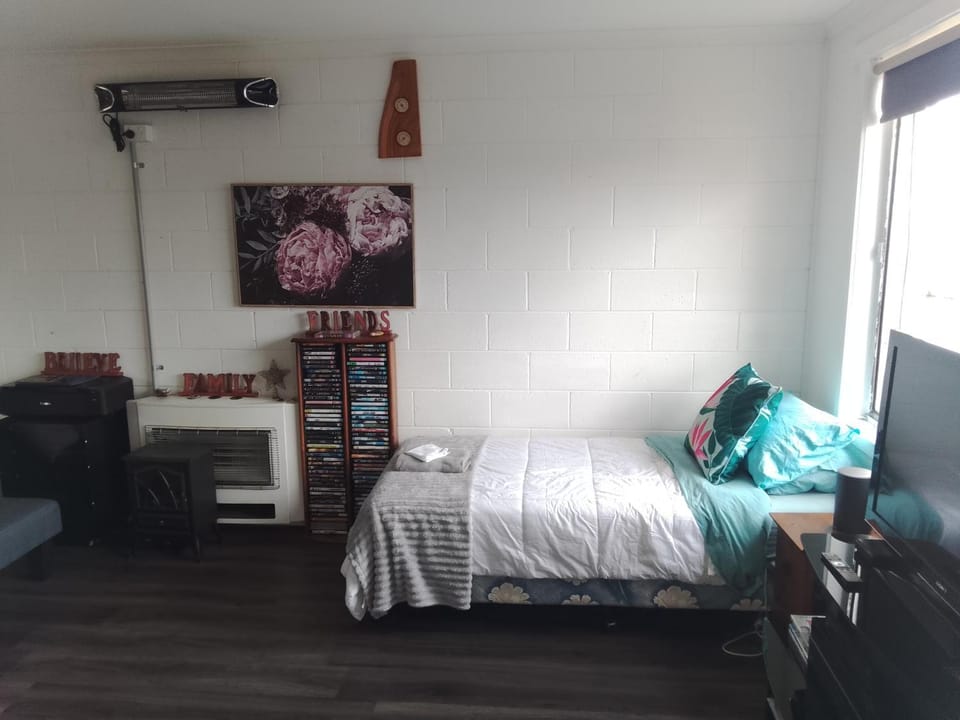 Communal lounge/ TV room, Bed, TV and multimedia
