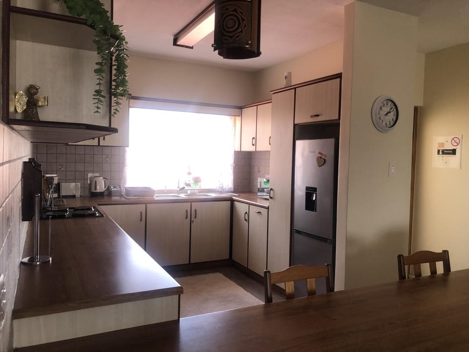 Kitchen or kitchenette, Dining area, oven, stove