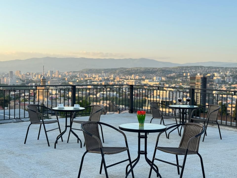 Balcony/Terrace, City view, Mountain view