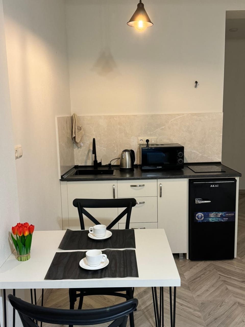 Coffee/tea facilities, Kitchen or kitchenette, Dining area, stove